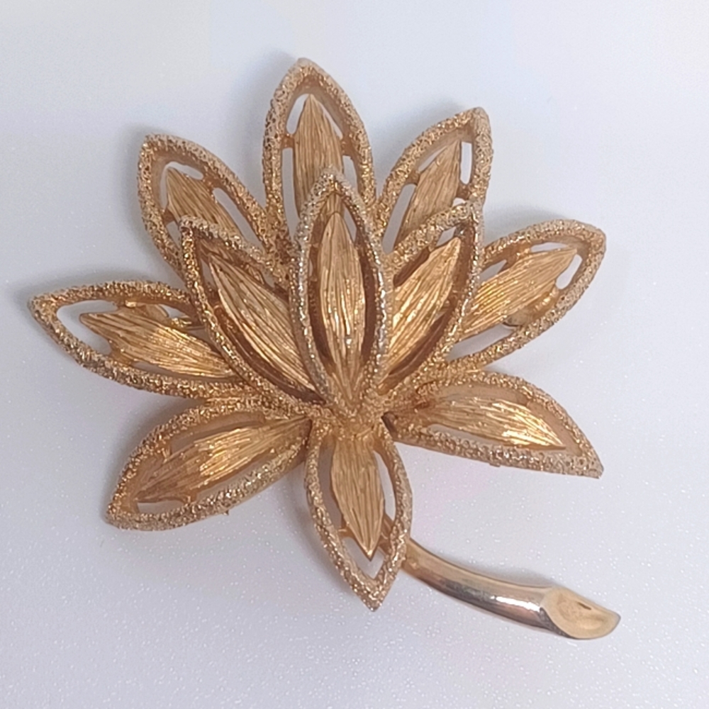 Vintage Avon Gold Tone Lotus Brooch